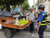 城管执法部门整治市场周边流动摊贩、占道经营等市容乱象