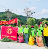 除草护绿美家园 巾帼行动扮靓平山