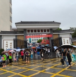 风雨坚守护学岗！平山镇巾帼志愿者雨中守护平安求学路