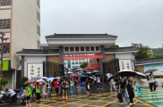风雨坚守护学岗！平山镇巾帼志愿者雨中守护平安求学路